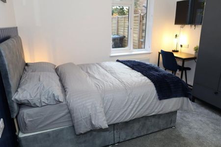 1 bedroom in a house share to rent - Photo 2