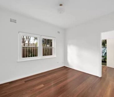 Freshly updated apartment in convenient setting - Photo 2