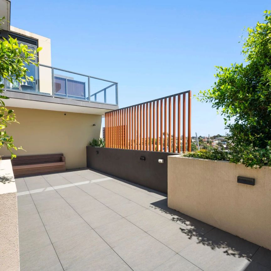 Skyline Serenity: Your Contemporary Oasis - Photo 1