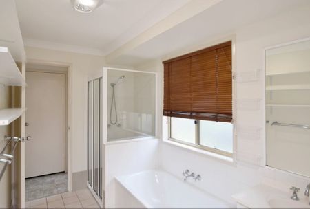 4 BEDROOM STYLISH HOME WITH LARGE FAMILY ENTERTAINING AREA - Photo 4