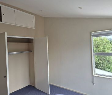Sunny 4BR Wadestown Haven with Views! - Photo 5