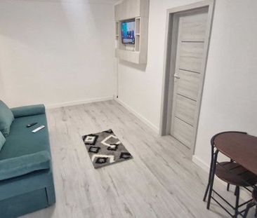 Inchiriez apartament,Trivale2 scoala 13, piata,statie , mobilat Nou,Ac - Fotografie 2