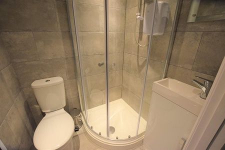 1 bedroom in a house share to rent - Photo 5