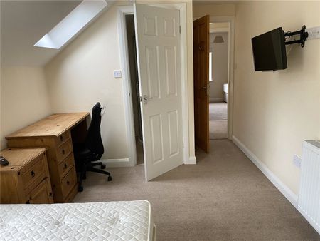 2 Highfields, Huddersfield, HD1 - Photo 2