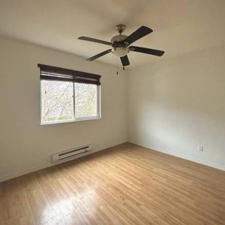 Unfurnished room in a 3 bed, 2 bath - Photo 3