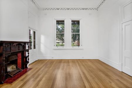 Oversized apartment with high ceilings and classic charm - Photo 3