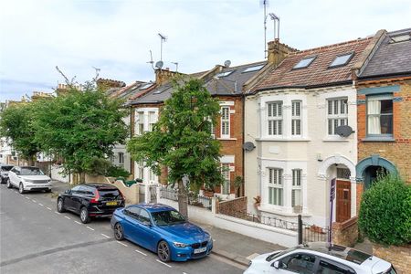 A well-proportioned two double bedroom maisonette situated on the first and second floor of this period house, located in the fashionable ‘Villes’. - Photo 5
