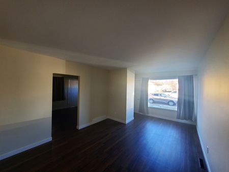 Small Pet Friendly, 2 Bedroom Duplex - Photo 3