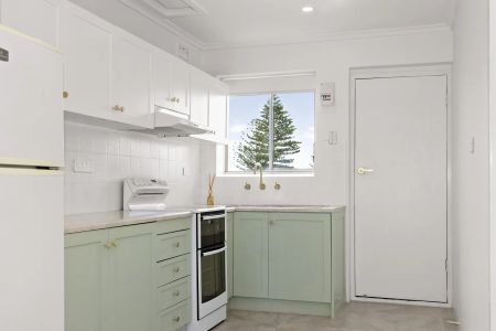 Two Bedroom Gem in Prime Location with Sea Views! - Photo 2