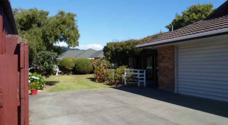 Waikanae - 4 Bedrooms - Photo 2