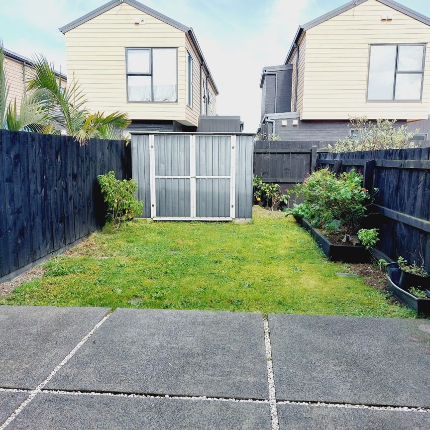 Trendy near new terraced home - Photo 1