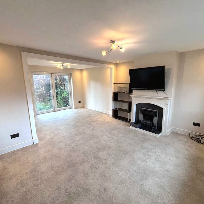 Balmoral Drive, Woking, Surrey, GU22 8EY - Photo 1