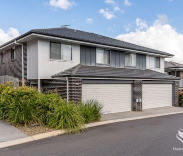 Large 3 Bedroom Townhouse - Photo 2