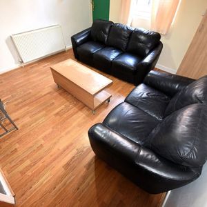 4 bedroom House in Burley Lodge Terrace, Leeds - Photo 2