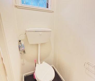 NEW LYNN, 1 BEDROOM - Photo 5