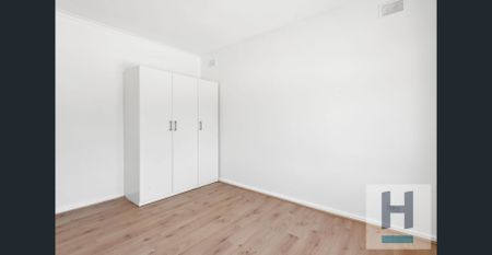 Renovated 2-Bedroom Upstairs Unit in a Small, Quiet Group - Photo 4
