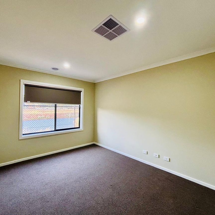 4 Bedroom In Prime Location - Not To Be Missed!! - Photo 1