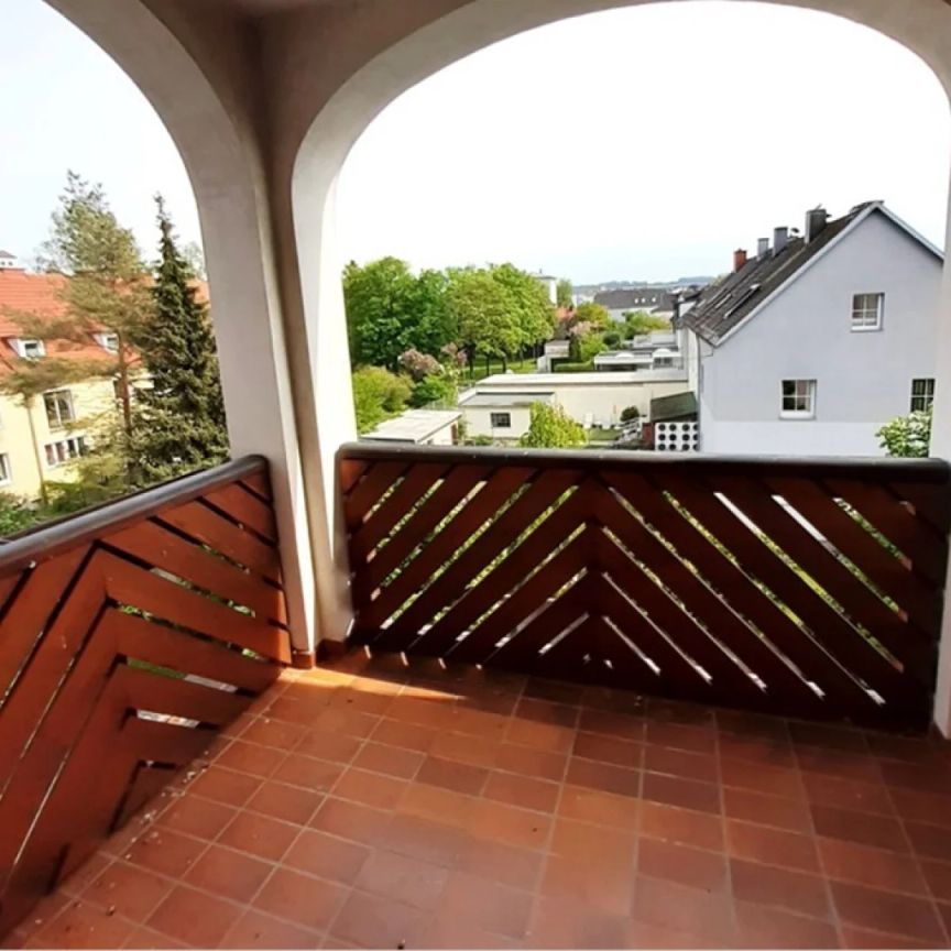 Sehr helle, gut aufgeteilte Wohnung mit Loggia und neuer Einbauküche! - Photo 1