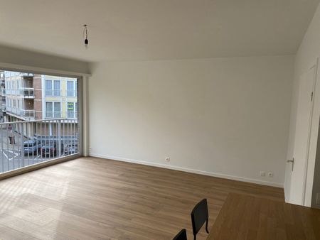 Volledig gerenoveerd appartement op de 2de verdieping met autostaanplaats, ideaal gelegen in een rustige straat in het centrum van Kraainem. - Foto 2