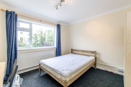 3 bedroom flat to rent - Photo 2