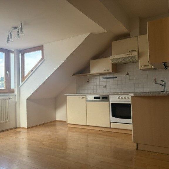 Lichtdurchflutete 2-Zimmer-Dachgeschoss-Wohnung in Graz: davon Wohnen/Essen/Kochen, Schlafzimmer- perfekt für Studierend, ideal gelegen Nähe Schillerplatz, ohne Lift, mit Kellerabteil - Foto 1