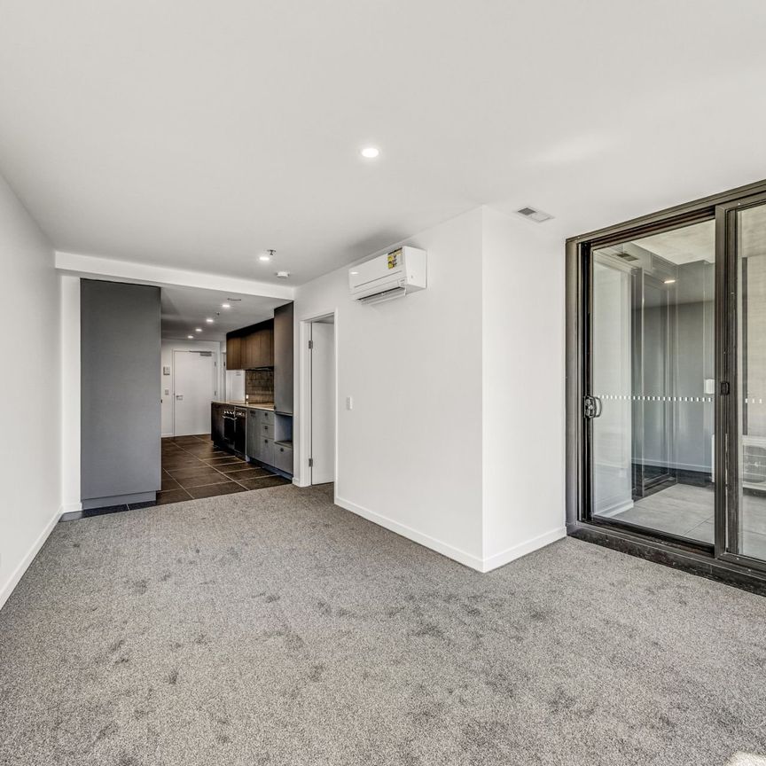 One bedroom apartment with modern living - Photo 1