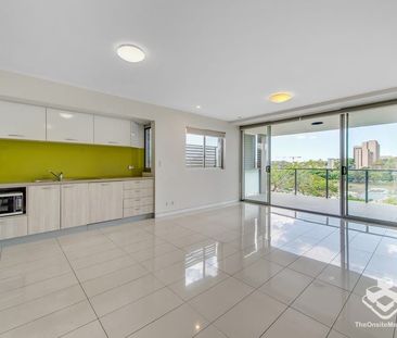 Furnished modern two bedrooms, walking to UQ - Photo 1