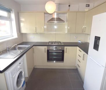 2 bedroom Flat To Let - Photo 3