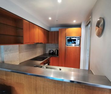 Cosy Viaduct Apartment with Carpark - Photo 4