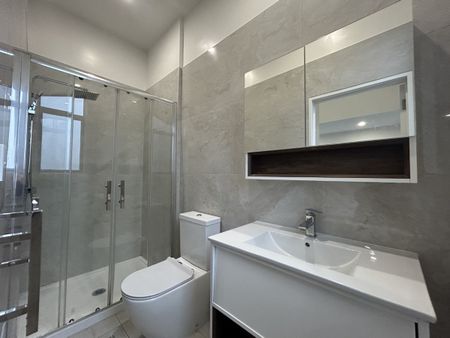 Modern & Easy-Care Living in Opaheke - Photo 4