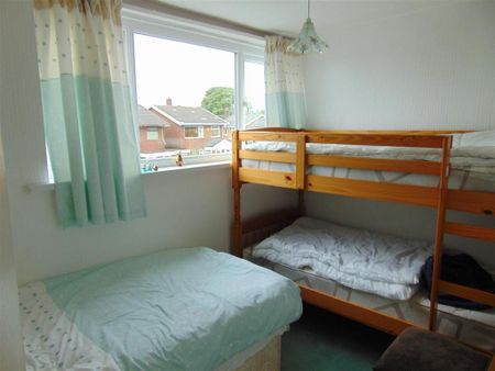4 bedroom detached house to rent - Photo 2