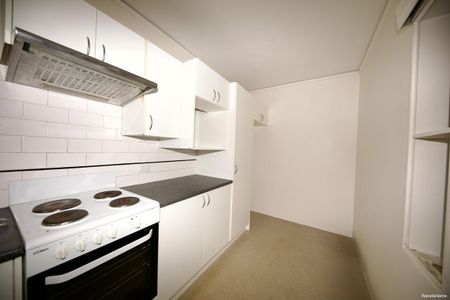 Spacious One-Bedroom Apartment in the Heart of Kingsford - Photo 5