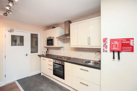 4 bedroom flat to rent - Photo 5