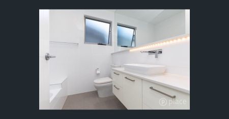 Great location, private, space and style. - Photo 2