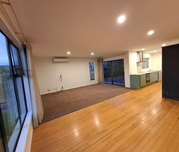Centrally located 3 bed house in Te Atatu - Photo 6