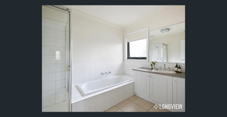 Space and Style Family Home - Photo 5