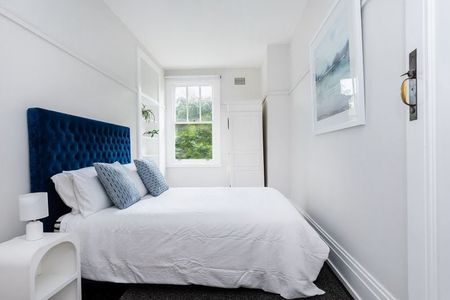 Fully Furnished Art Deco Apartment Moments from Rushcutters Bay Park - Photo 2