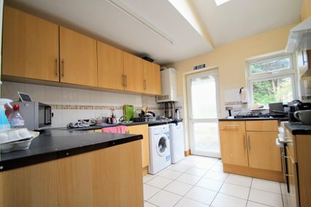 6 bedroom end of terrace house to rent - Photo 2