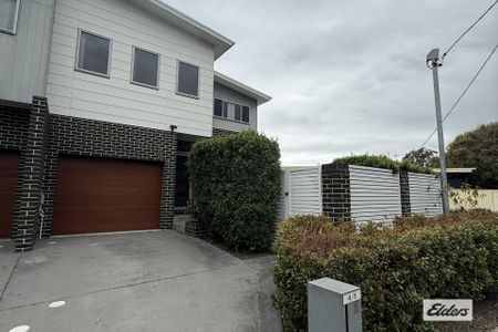 Spacious Townhouse in a Convenient Albion Park Location - Photo 4