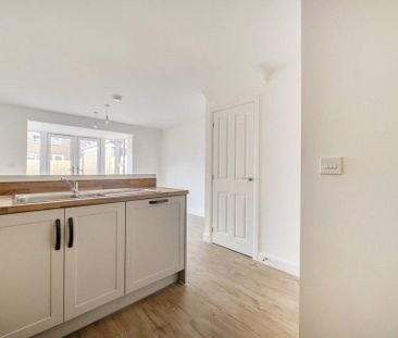 3 bedroom semi-detached house to rent - Photo 6