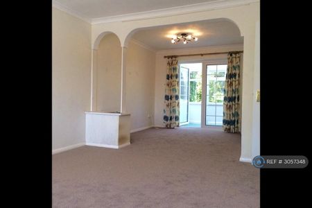 3 bedroom detached house to rent - Photo 2
