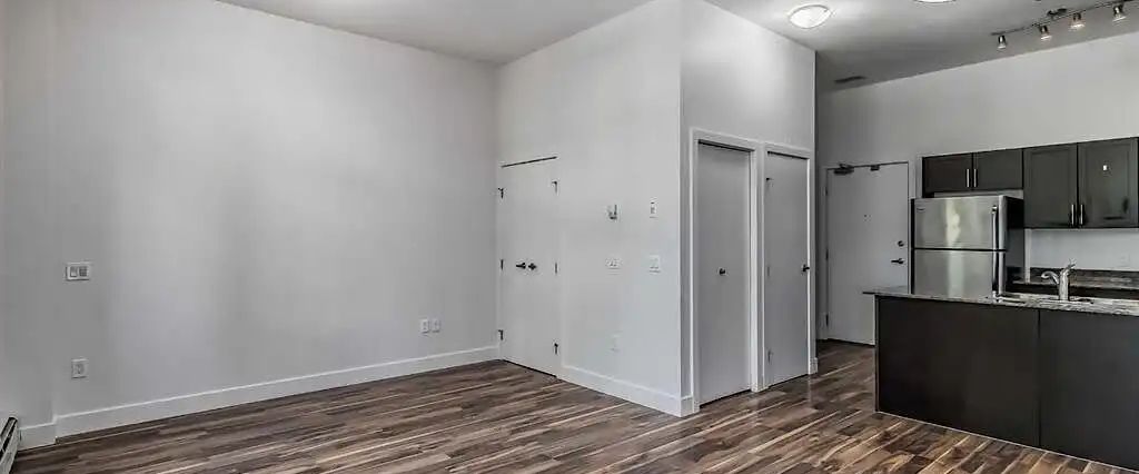 Bright big studio/loft condo — 0 Bedrooms Condo Unit - Photo 1