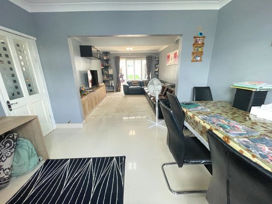4 bed semi-detached house to rent in Barnhurst Path, Watford, WD19 - Photo 1