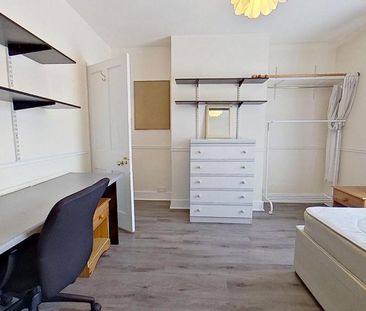 4 bedroom semi-detached house to rent - Photo 4