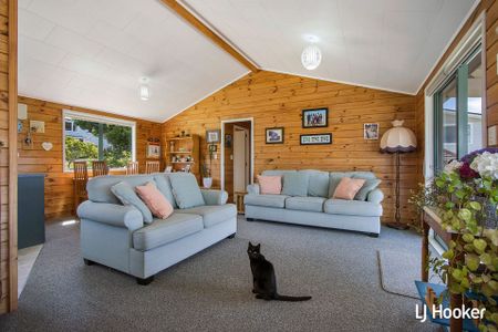 Charming 3BR Beach Haven w/Deck & Garden - Photo 4