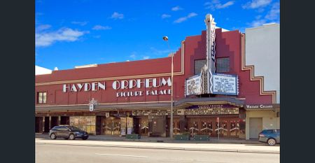 Stunning Brand New Apartment - Photo 5