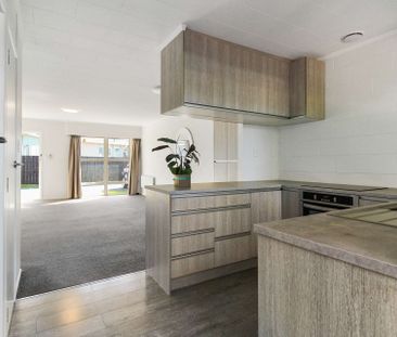 Beautifully Renovated 2-Bedroom Home in Mangere Bridge! - Photo 1