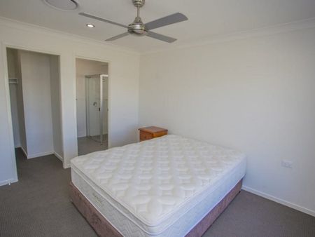 MODERN, FULLY FURNISHED FAMILY HOME - Photo 3