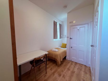 Flat 208 Fulham Palace Road, Fulham W6 9HH - Photo 2