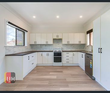 LARGE 3 BEDROOM UNIT IN QUIET LOCATION IN NORTHGATE! - Photo 2